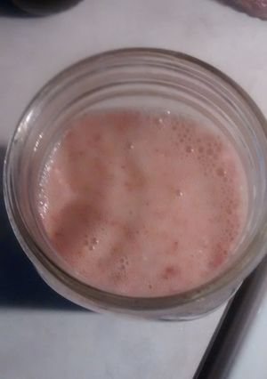 A picture of Skinny Strawberry Oat Breakfast smoothie.
