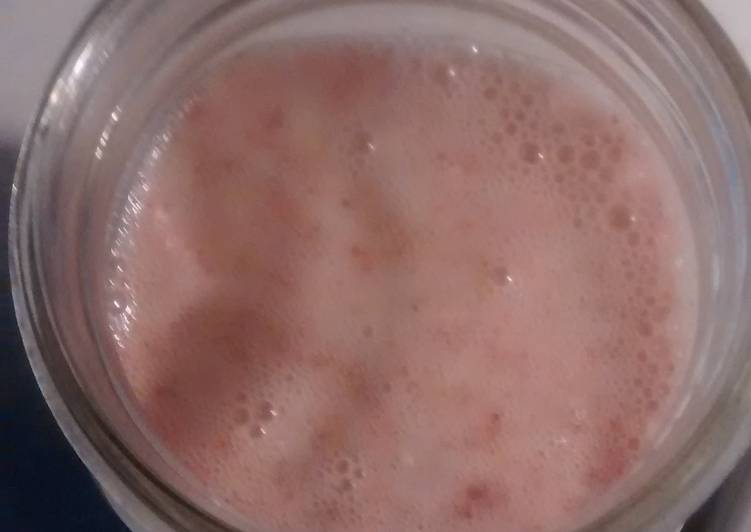 Simple Way to Make Quick Skinny Strawberry Oat Breakfast smoothie