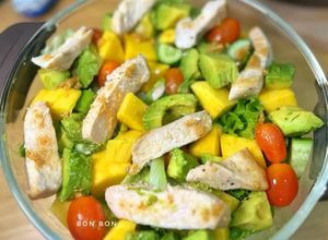 Hình của món Salad Ức Gà, Bơ, Xoài.