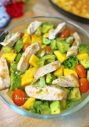 Hình của món Salad Ức Gà, Bơ, Xoài.