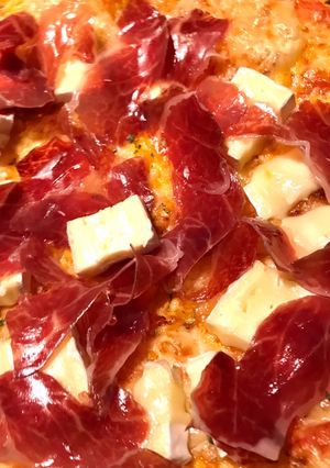 Una foto de Pizza de jamón ibérico y brie