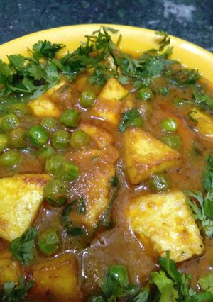 A picture of Matar paneer.