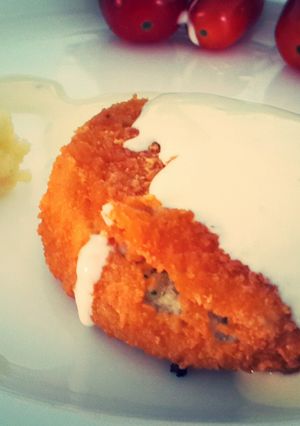 A picture of Fishburgers with lemonsauce and puree.