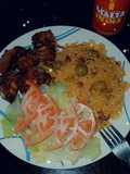 Arroz junto con habichuelas rosadas costillas bbq y ensalada verde. Estilo Puerto Rico