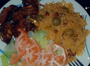 Una foto de Arroz junto con habichuelas rosadas costillas bbq y ensalada verde. Estilo Puerto Rico
