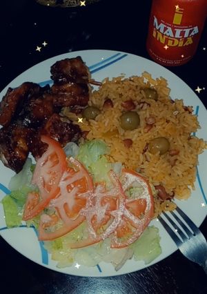 Una foto de Arroz junto con habichuelas rosadas costillas bbq y ensalada verde. Estilo Puerto Rico