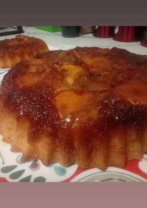 Una foto de Torta invertida de duraznos