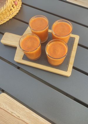 Une photo de Gaspacho de tomates basilic