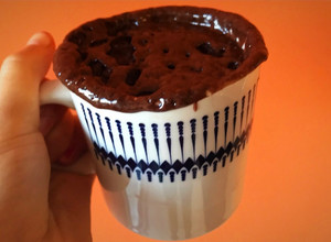 Una foto de Brownie en taza con dulce de leche / volcán de dulce de leche al microondas para 2 👫
