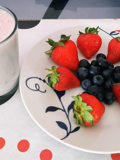 Una foto de Licuado de frutillas y arándanos