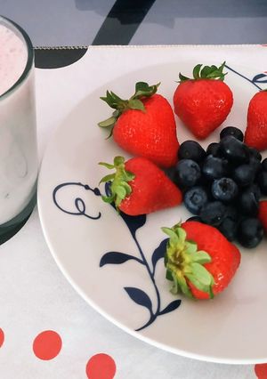Una foto de Licuado de frutillas y arándanos