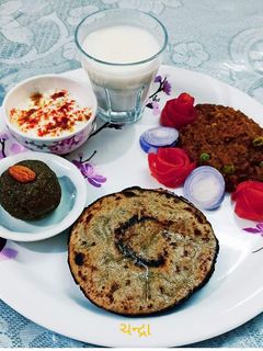बाजरे की रोटी (bajre ki roti recipe in Hindi) रेसिपी मुख्य फोटो