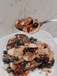 Una foto de Cereal de pancakes 🥞 de avena, banano 🍌 y leche de almendras