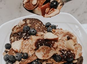 Una foto de Cereal de pancakes 🥞 de avena, banano 🍌 y leche de almendras