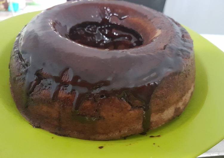 Bolu cokelat pakai tepung cakra yang lembut.