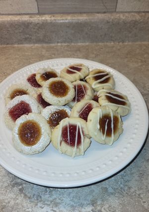 A picture of Raspberry Cheesecake Thumbprint Cookies.