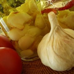 A picture of Handy Garlic Oil.