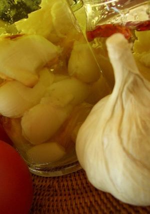 A picture of Handy Garlic Oil.