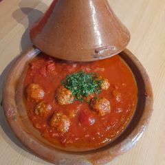A picture of Tajine with kefta and tomatoes.
