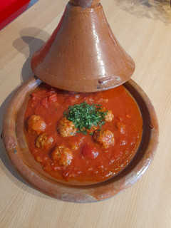 A picture of Tajine with kefta and tomatoes.