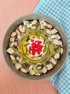Una foto de Ensalada de kiwi, pepino y queso azul con salsa de yogur al morrón y menta 🥝 🥒 💙