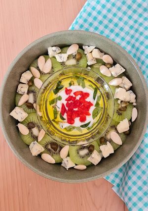 Una foto de Ensalada de kiwi, pepino y queso azul con salsa de yogur al morrón y menta 🥝 🥒 💙