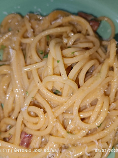 Una foto de Spaghetti a la carbonara con huevo fresco