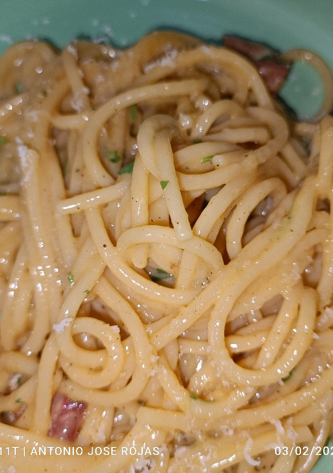Una foto de Spaghetti a la carbonara con huevo fresco