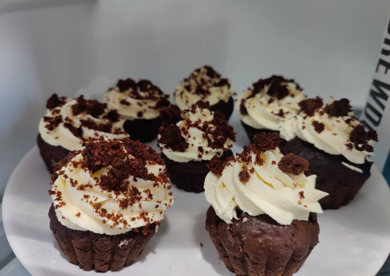 Mango cupcakes with dairy frosting