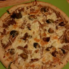 A picture of Thanksgiving Pizza.