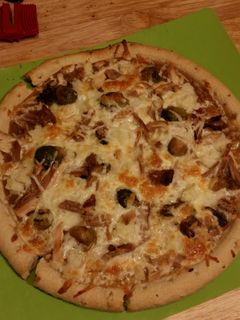 A picture of Thanksgiving Pizza.