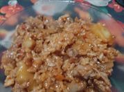 Una foto de arroz con menudos de pollo