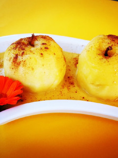 Una foto de Manzana Golden en almíbar sobre natillas