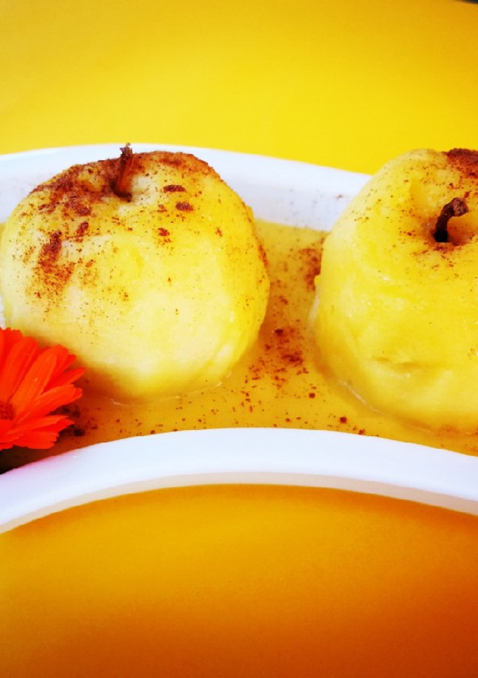 Una foto de Manzana Golden en almíbar sobre natillas