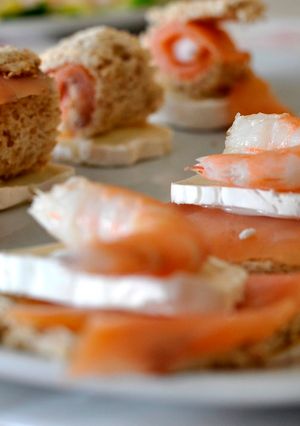 Foto principal de Canapés de salmón ahumado con queso de cabra