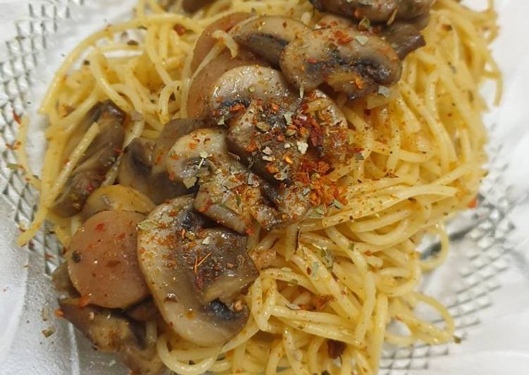 Spaghetti Aglio e Olio with mushroom and sausage