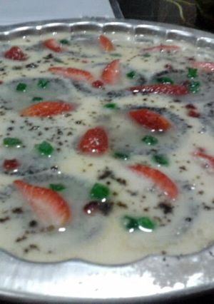 A picture of cheese pudding with oreo.