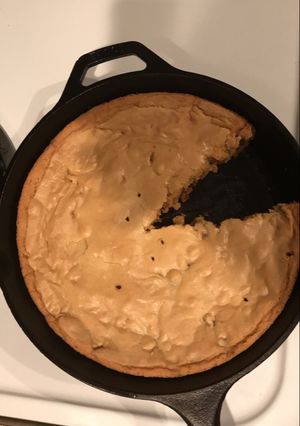 A picture of Skillet chocolate chip cookie.
