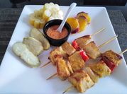 Una foto de brochette pescado