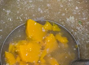 Hình của món Canh bí đỏ hầm đậu phụng.