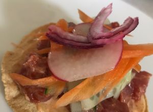 Una foto de Tostadas de atún y salsa macha