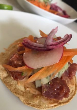 Una foto de Tostadas de atún y salsa macha