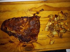 Una foto de Matambrito de cerdo con papas al horno