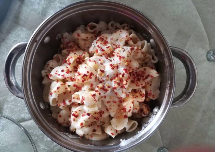 Creamy macaroni salad