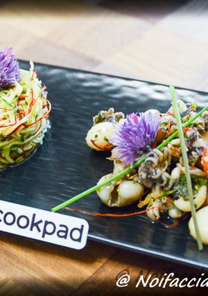 Foto di Seppioline in umido con insalata di zucchine