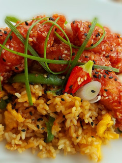 Mézes-chilis csirkemell csíkok, tojásos pirított rizzsel recept fotója