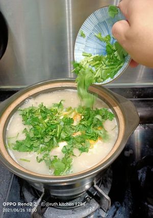A picture of Soup Tilapia Fish with white radish & Eggs Kantonis style.
