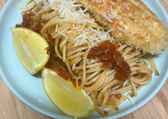 Escalope de dinde à la milanaise et spaghetti à la tomate de Aux