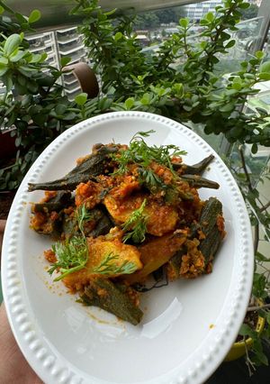 भिंडी आलू की मसालेदार सूखी सब्जी रेसिपी मुख्य फोटो
