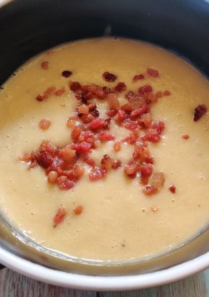 Zelleres vöröslencse krémleves pirított bacon kockával recept fotója